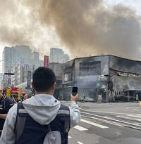 台中大火整排鐵皮屋陷火海  PM2.5一度飆到1532 