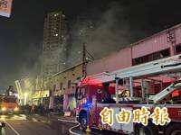 入夜突竄濃煙！台中崇德路商圈大火燒毀9店面 現場如廢墟