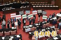 民眾黨版軍購條例付委審查  政院版被丟包