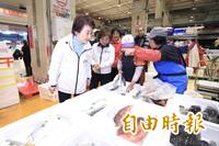 台中爆禽流感盧秀燕卻視察魚市場 議員批：政治秀轉移焦點