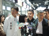 衝康？網揪黃國昌偷使眼色  1女亂入讓柯文哲難看畫面曝！