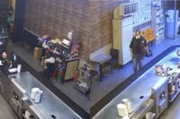 不是變態！台南鐵板燒師傅「撲街迎客」男客被嚇跑還回頭拍照