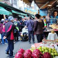 苗栗南苗市場男持刀引驚慌   警制止頭部遭砍2刀、嫌胸口中彈