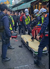 苗栗南苗市場持刀砍警 嫌犯胸部中彈傷重不治