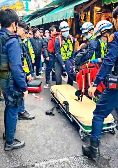 拿著刀到人潮眾多市場 不理喝止 男刺傷警 同行警開槍中胸不治