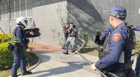 模擬隨機攻擊情境 竹縣警跨機關實兵演練強化商圈安全防護