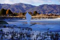 日本長野諏訪湖上出現「存檔點」？ 網驚：太神祕了