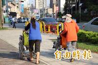 子女街頭搶人！102歲人瑞偷娶看護掀風暴 律師質疑：戶政都不用問一下？