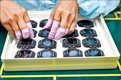 中英對照讀新聞》Casio feels the heat and responds with sauna-resistant watch 需求孔急 卡西歐推出耐三溫暖的手錶