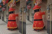 財神爺急了！新竹彩券行鐵門深鎖 祂「瘋狂敲門」網笑翻