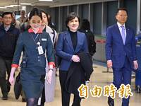 完成台美簽署對等貿易協定！鄭麗君小年夜清晨返國微笑祝賀「新年快樂」