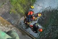 不要命！汐止警攔查疑似毒駕 男情急從3樓高跳大坑溪骨折