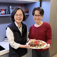 除夕夜揪咪琴圍爐！蔡英文曬年夜飯照  笑稱「飯撒」轟動全網