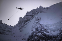阿爾卑斯山大雪崩！瑞士火車遭雪浪吞噬脫軌  釀多人傷亡