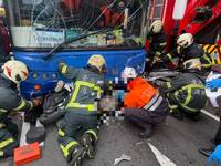 北市遊覽車逆向撞公車波及2機車騎士  1女一度受困車底