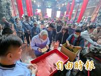遊學太子爺駐駕竹山克明宮過年 「擲筊博金牌」開跑爆人潮