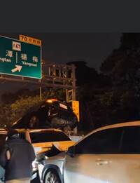 驚險畫面曝光！五楊高架5車連環撞！轎車遭「鏟起」 現場一度回堵