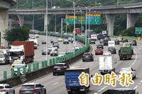 初一走春潮湧現！國一南向湖口到竹北車多  上午避開8地雷路段