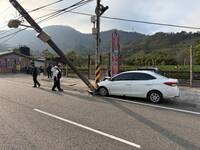 大年初二翁載女兒女婿小外孫出遊 撞歪電線桿