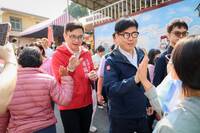 高雄市長選戰過年提前開打 賴瑞隆、柯志恩狂拜廟