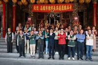 初四連趕7場廟宇發紅包 陳其邁展現高人氣