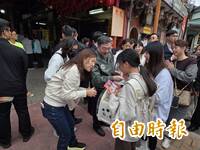 卓榮泰大年初四偕陳品安發福袋 允打造苗栗成觀光大縣