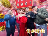 嘉義月老祖廟拋繡球招親登場 4人搶到性感女網紅繡球