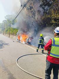 苗栗7旬歲翁疑閃動物自撞 休旅車全面燃燒成火球
