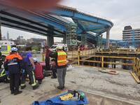 北市民權大橋改建工程出事！施工車墜河  1命危1獲救