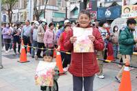 嘉市元宵「馬上熊賀」小提燈 文化公園發放