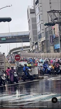 台北橋尖峰塞爆機車族卡5紅燈 三重分局：陰雨、意圖輕生事故導致