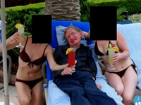 霍金疑登淫魔蘿莉島照片曝！家屬不忍了 揭比基尼辣妹身分