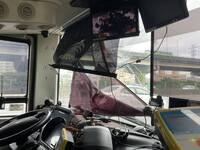 國道驚魂！鐵片射穿擋風玻璃 客運駕駛負傷硬撐8公里護44乘客