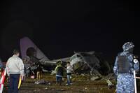 玻利維亞C-130軍機運鈔墜毀釀15死 民眾無視死傷者急搶錢