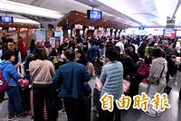 桃園機場報到系統當機 旅客一度大排長龍