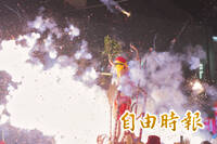 開心就好！肉身邯鄲「炸手機」、女性站轎開場 台東炸邯鄲百無禁忌