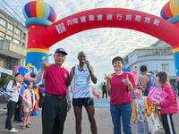 客家六堆運動會吸引肯亞人參賽 最後放慢速度照樣奪冠