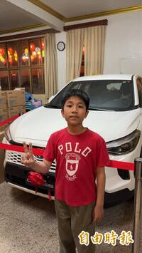 獨家》高雄元宵乞龜最大獎 小五生贏得市值80萬油電休旅車