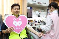 A、O型血庫告急  「恐針症」白袍院長克服心魔挽袖捐血