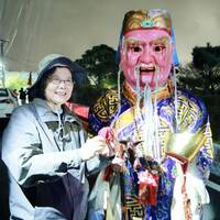 貼元宵夜遶境照！小英駁網友說「很閒」：我沒一直在家滑手機