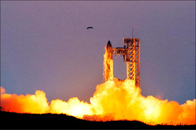 中英對照讀新聞》SpaceX prioritizes lunar ’self-growing city’ over Mars project, Musk says馬斯克表示 SpaceX將月球「自我生長城市」置於火星計畫之上