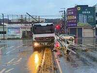 湖口砂石車轉彎失控撞安全島 撞斷路燈、號誌桿塞逾3小時