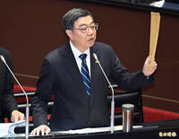 斥王鴻薇血口噴人 卓榮泰秀牛皮紙袋「赴日只有共產黨、在野黨在生氣」