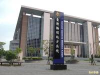 板模工持假槍侵入住宅搶老婦5000元 重判8年