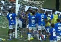 衝突影片曝！巴西足球比賽爆大規模鬥毆 23名球員吃紅牌趕出場