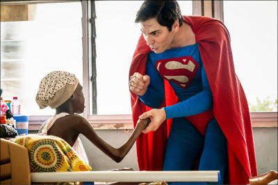 中英對照讀新聞》Brazilian ’Superman’ cheers child cancer patients in Ghana 巴西「超人」為迦納兒童癌症病患加油打氣
