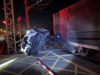 站長駕車闖平交道撞貨運列車 台鐵：調離現職、從嚴究責