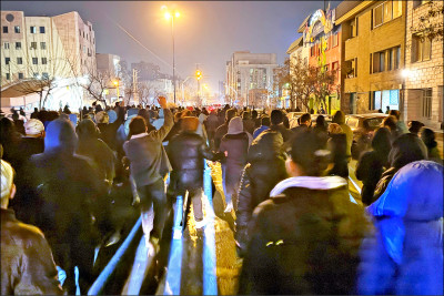 中英對照讀新聞》Iran Eases Social Rules Amid Crises—but Crushes Dissent 伊朗在危機中鬆綁社會規範，但仍鎮壓異議