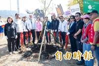 參加桃園市植樹節活動 張善政：親手種樹可望培養守護環境意識