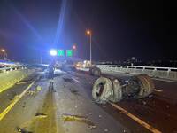 聯結車駕駛疑恍神撞分隔島 國3霧峰段跌落10餘米橋下身亡